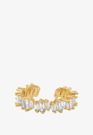 Gouden ring met rechthoekige heldere edelstenen, gezet in een patroonring met een open ontwerp. Gepolijste afwerking, gefacetteerde details.