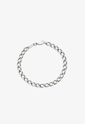 Pulsera de cadena plateada con eslabones entrelazados, que presenta un acabado texturizado y un cierre seguro. Diseño simple de eslabones redondos.