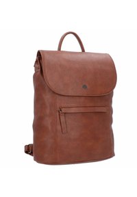 Sac à dos en cuir marron avec une fermeture à rabat, poche zippée avant et une poignée supérieure. Texture lisse avec des détails de couture. Bretelles réglables.