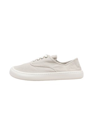 Baskets basses en toile beige clair avec semelle en caoutchouc blanc et fermeture à lacets, vue du côté gauche sur fond blanc.