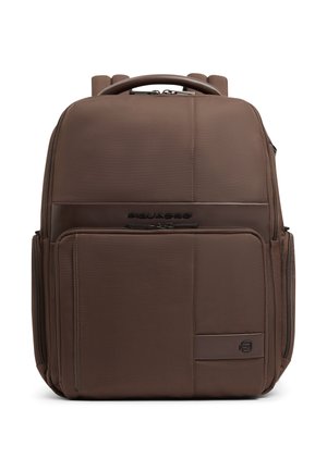 Mochila rectangular marrón con bolsillos frontales con cremallera, compartimentos laterales, asa superior y correas acolchadas para los hombros.