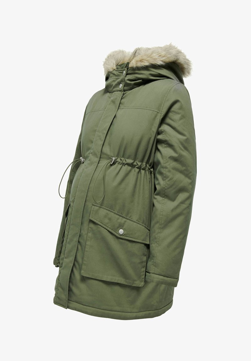 Zaļš parka mētelis ar kažokādas oderi kapucē, elastīgu jostas regulēšanu, priekšējām kabatām un gludu tekstūru. Nav redzamu aizdaru vai rakstu.