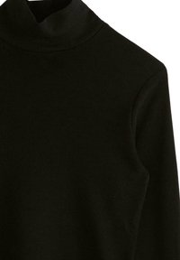 Sort turtleneck lavet af blødt stof, med lange ærmer, et tætsiddende design og en høj hals for ekstra dækning.