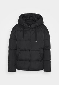 Giacca imbottita nera con cappuccio, dotata di bottoni a pressione, due tasche frontali e cordini per la regolazione. Texture liscia e lucida.