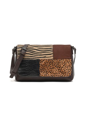 Bolso de patchwork con acentos de cebra, ante marrón, piel de cocodrilo negra estampada y estampado de leopardo. Presenta una correa desmontable y forma rectangular.