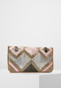 Clutch bordado con cuentas con un patrón geométrico en rosa, plateado y gris, con lentejuelas texturizadas y detalles en tono dorado. Forma rectangular.