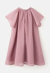 Růžové šaty s krátkým rukávem vyrobené z lehké tkaniny. Mají plisovaný design a kulatý výstřih s detailem ve tvaru klíčové dírky na zádech.