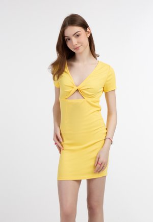 Rochie mini galbenă cu pliuri, având un decolteu adânc în V, mâneci scurte și un detaliu tăiat în stil twist la talie pentru o siluetă ajustată.