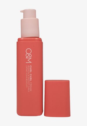 Koralówa cylindryczna butelka z różowym dozownikiem i zakrętką, oznaczona etykietą "O&M CURL CURL CREAM." Gładka matowa tekstura, kompaktowy design, idealna do pielęgnacji włosów.