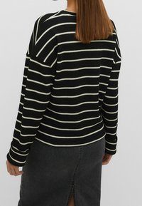Stradivarius Sweter