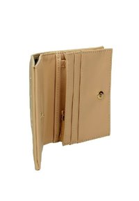 Cartera beige claro con un exterior de imitación piel suave. Presenta múltiples compartimentos para tarjetas, un compartimento con cremallera y un cierre a presión.