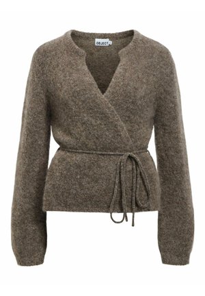 Pull en maille marron duveteuse avec manches longues et une fine ceinture nouée à la taille, étiqueté "OBJECT" à l’intérieur du col.