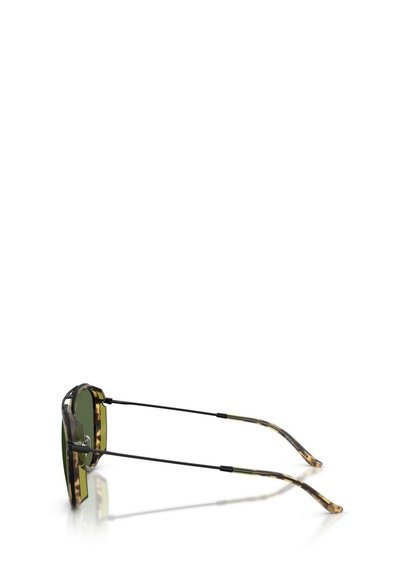 Occhiali da sole con lenti verdi e montatura a motivo mimetico. Le sottili aste nere si estendono dalle lenti rotonde, con punte curve.