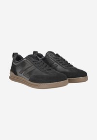 Sneakers neri in pelle e scamosciato, con una parte superiore testurizzata, chiusura con lacci e una suola in gomma con un accento marrone a contrasto.