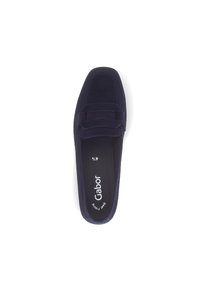 Marineblaue Wildleder-Loafer mit runder Zehenform, versehen mit zwei dekorativen Riemen, gepolstertem Fußbett und minimalistischer Gestaltung mit glatter Textur.
