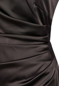 Schwarzes Satin-Kleid mit gerafften Falten, glatter Textur und figurbetontem Schnitt, das elegante Drapierungen und ein raffiniertes Design betont.