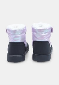 Ljubičaste i crne zimske čizme s sjajnim, glatkim materijalom i čupavim bijelim podstavom, osmišljene za toplinu i podršku. Zaključavanje na čičak.
