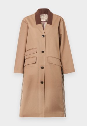 Cappotto lungo beige con quattro bottoni neri, collo a coste marrone, due tasche con patta a sinistra, una tasca con patta a destra e pannelli laterali a quadri.