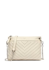 Cremfarbene Leder-Clutch mit silbernen Nieten und Chevron-Muster, ausgestattet mit einem abnehmbaren Kettenriemen und einem Reißverschluss.