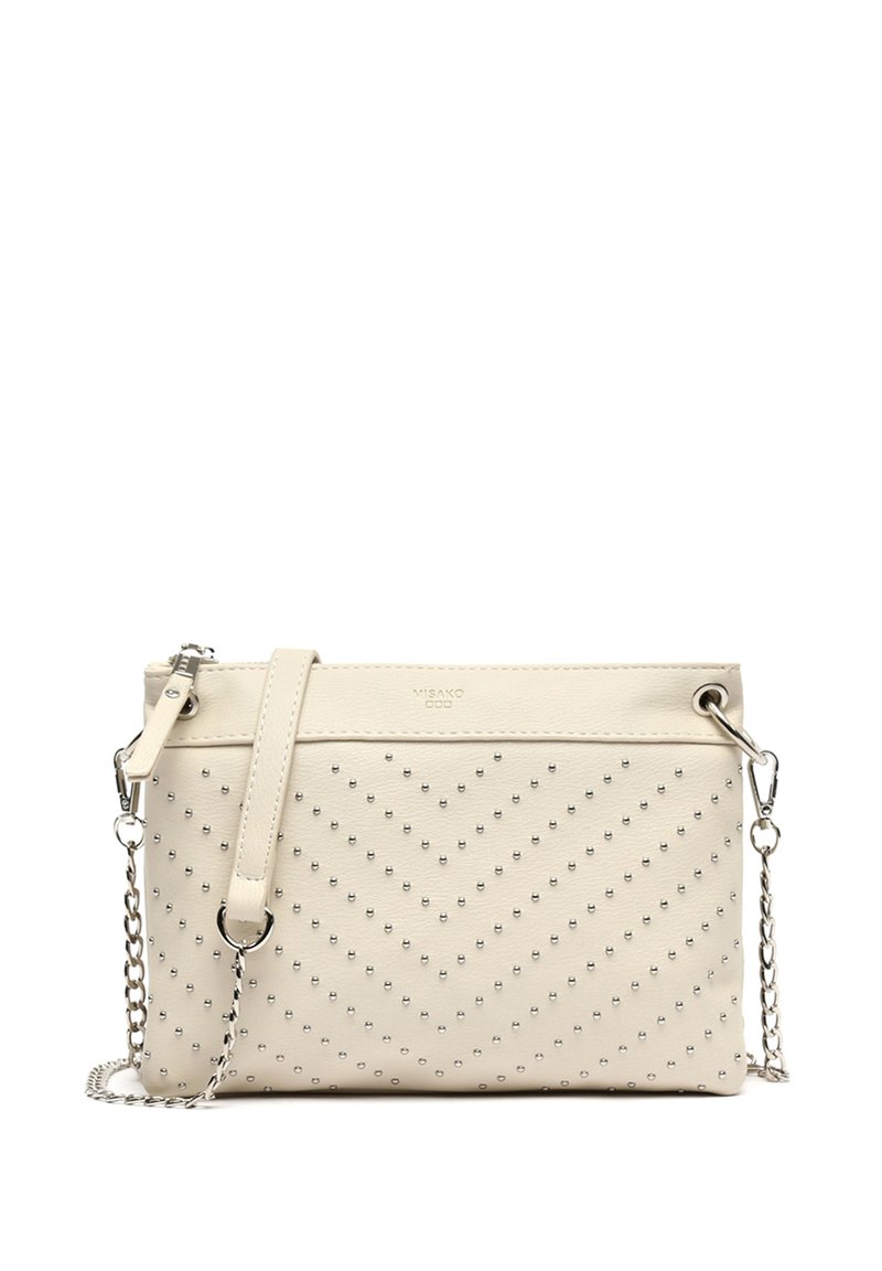 Cremfarbene Leder-Clutch mit silbernen Nieten und Chevron-Muster, ausgestattet mit einem abnehmbaren Kettenriemen und einem Reißverschluss.