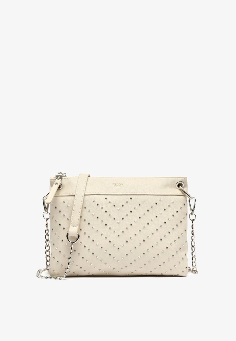 Borsa a pochette in pelle crema con borchie argentate e motivo a zigzag, dotata di una tracolla rimovibile e chiusura con cerniera.