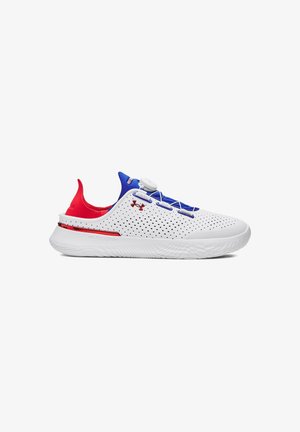 Witte sportief schoen met rode en blauwe accenten, met een instapontwerp en een geperforeerde bovenkant voor ademend vermogen. Geschikt voor sportactiviteiten.