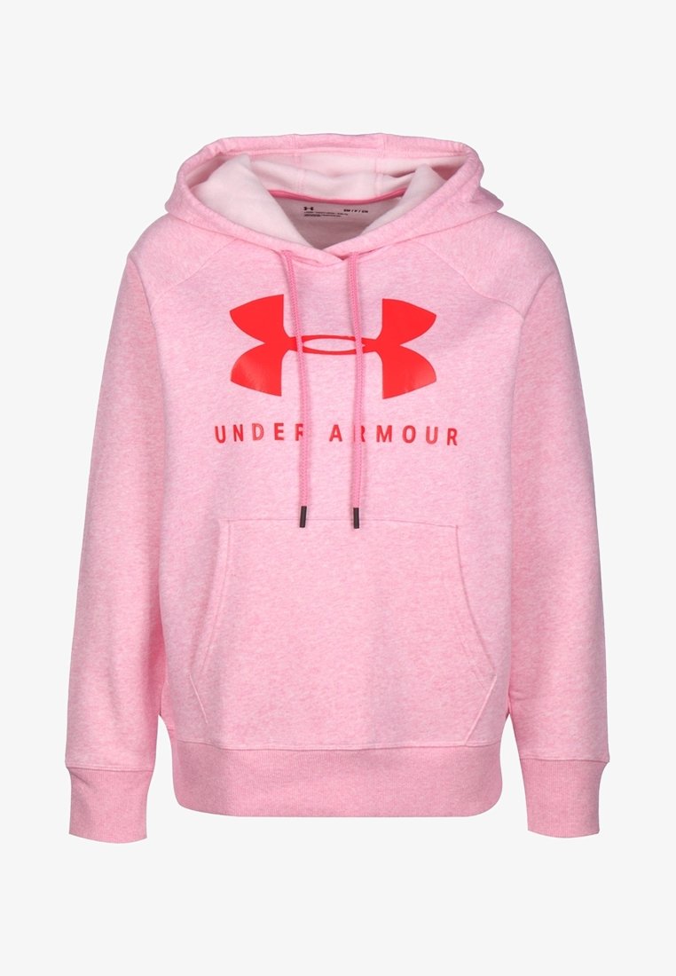 Hoodie rose en tissu doux avec une poche kangourou avant, featuring un grand logo Under Armour rouge et des cordons à la capuche.