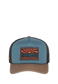 Gorra de camionero con un frente de tela azul, visera marrón y lados de malla negra. Presenta un diseño de sol bordado y una chapa con el logo.