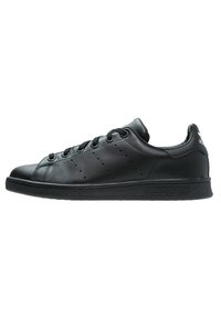 Svarta lädersneakers med en slät yta, perforerad design för ventilation, rund tå och platt svart gummisula. Accentlogo på hälen.