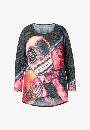 Langarmshirt mit schwarzem Melange-Hintergrund, das eine farbenfrohe Totenkopfgrafik mit floralen Akzenten und einer Fliege zeigt, Design mit abgerundetem Saum.