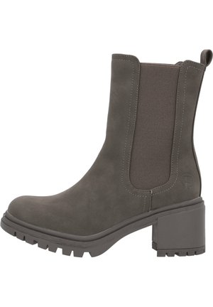 Bottine en suède gris avec panneaux latéraux élastiques, bout carré et talon épais. Dotée d'une semelle crantée et de détails de couture contrastants.