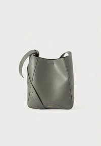 Grijze leren schoudertas met een gebogen vorm, verstelbare riem en subtiele branding aan de onderkant, met een gladde afwerking en minimalistisch ontwerp.