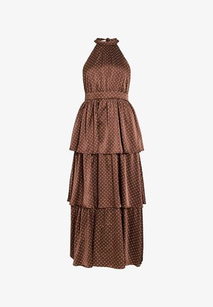 Rochie maxi maro cu decolteu halter pe gât, cu volane, puncte albe și talie fitted, realizată dintr-un material lucios și fluid.