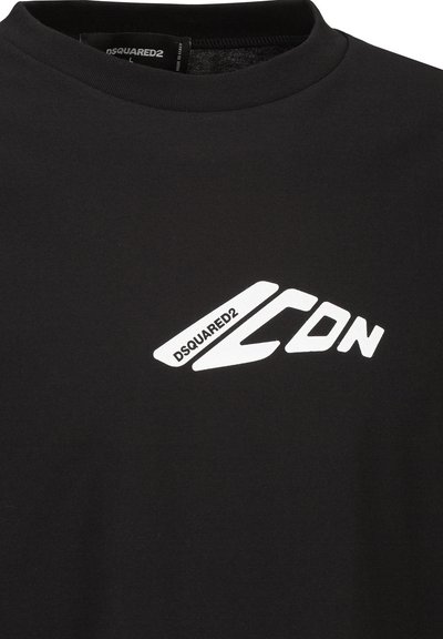 Schwarzes T-Shirt aus Baumwolle mit kurzen Ärmeln, das auf der Vorderseite ein weißes grafisches Logo zeigt. Der Ausschnitt ist ein klassischer Rundhalsausschnitt.