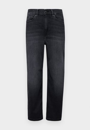 Jean en denim foncé avec une coupe régulière, jambes droites, poches avant, une petite poche à monnaie et une fermeture à bouton. Texture lisse et peu de décoloration.
