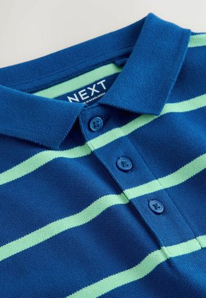 Mėlyna polo marškinėliai su šviesiai žaliomis horizontaliomis juostelėmis, trys mėlyni mygtukai ir sulankstyta apykaklė, matyti prekės ženklo etikėtė vidinėje kaklo srityje.