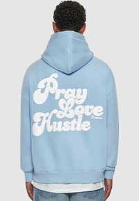 Dropsize - HEAVY  PRAY LOVE HUSTLE - Mikina s kapucňou - baby blue Miniatúrny obrázok 1