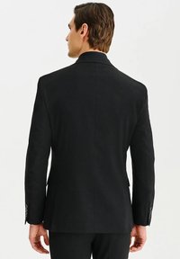 Czarna, dopasowana marynarka z gładkiego materiału, charakteryzująca się klasycznym krojem, jedną rozcięciem, klapami z szpilką i mankietami zapinanymi na guziki.