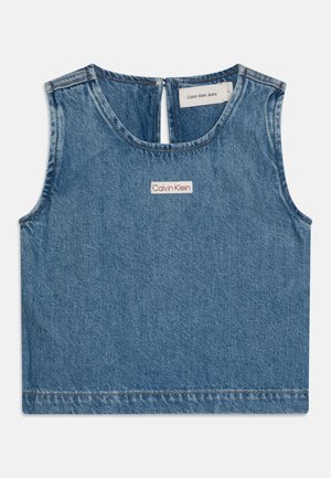Denim bezrukavni top u svijetloplavoj boji s okruglim izrezom i otvorom u obliku ključa na leđima. Uključuje malu oznaku brenda Calvin Klein.