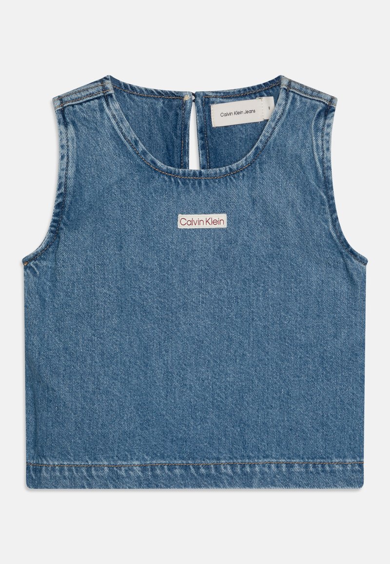 Jeansväst i ljusblått med rundad halsringning och en nyckelhålsöppning bak. Inkluderar en liten Calvin Klein-logotags.