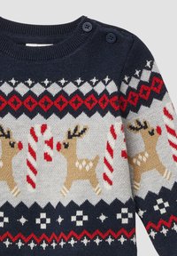 Sweter dzianinowy w kolorze granatowym, z wzorami reniferów i cukrowych lasek. Akcentowany czerwonymi, białymi i szarymi wzorami geometrycznymi. Dwa guziki na ramieniu.