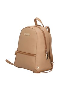 Zaino in ecopelle beige con una forma arrotondata, tasca frontale con zip dorata e spallacci regolabili. Presenta una placca con logo sul davanti.