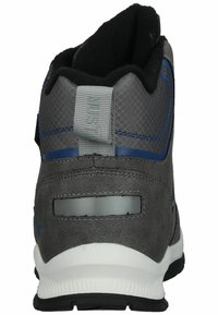 Grijze sneaker met een gestructureerd synthetisch bovenwerk, blauwe accenten, gevoerde kraag en een witte zool. Bevat een reflecterende hielstrook en logo detail.