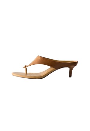 Sandale en cuir marron à bout ouvert avec talon kitten, bride entre les orteils et design minimaliste sur fond blanc.