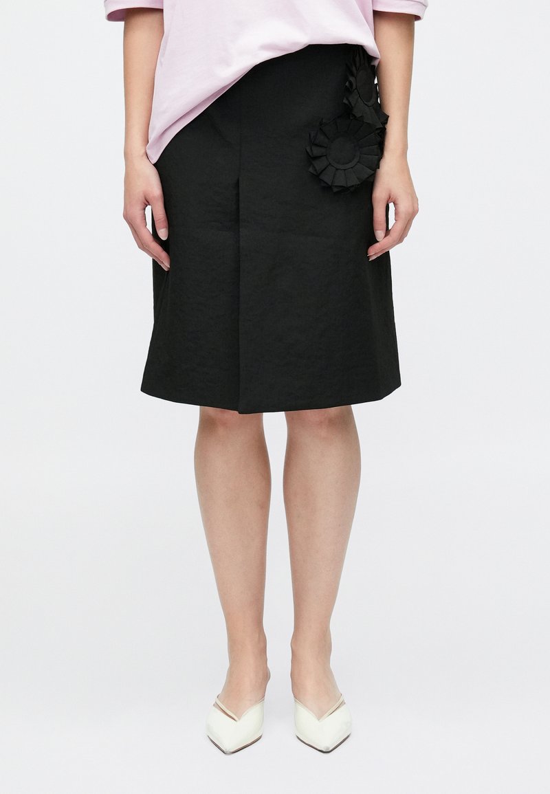 Μαύρη φούστα μέχρι το γόνατο με υφή υφάσματος, που διαθέτει τρισδιάστατα λουλουδάτα κεντήματα στην αριστερή πλευρά και δομημένο σχεδιασμό.