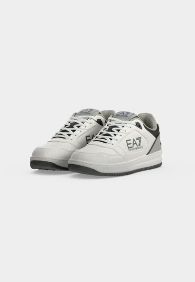 Двойка бели и сиви ниски маратонки с черни подметки и черни лога "EA7 Emporio Armani" отстрани и на езици.