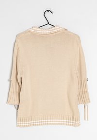 Maglione in maglia beige con colletto a righe, maniche a tre quarti e spacco laterale. Il materiale è leggero con dettagli a costine sull'orlo.