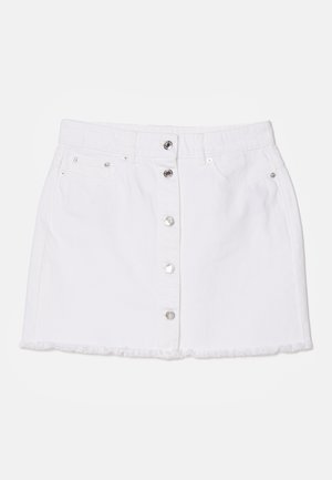 Jupe en denim blanc avec un ourlet effiloché, dotée d'une fermeture à boutons sur le devant et de deux poches latérales. Texture lisse avec des accents en métal.