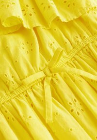 Next ONE SHOULDER - REGULAR FIT - Vardagsklänning - yellow broiderie
