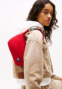 Tommy Jeans - DAILY SHOULDER BAG - Handtas - red Miniatuurafbeelding 1